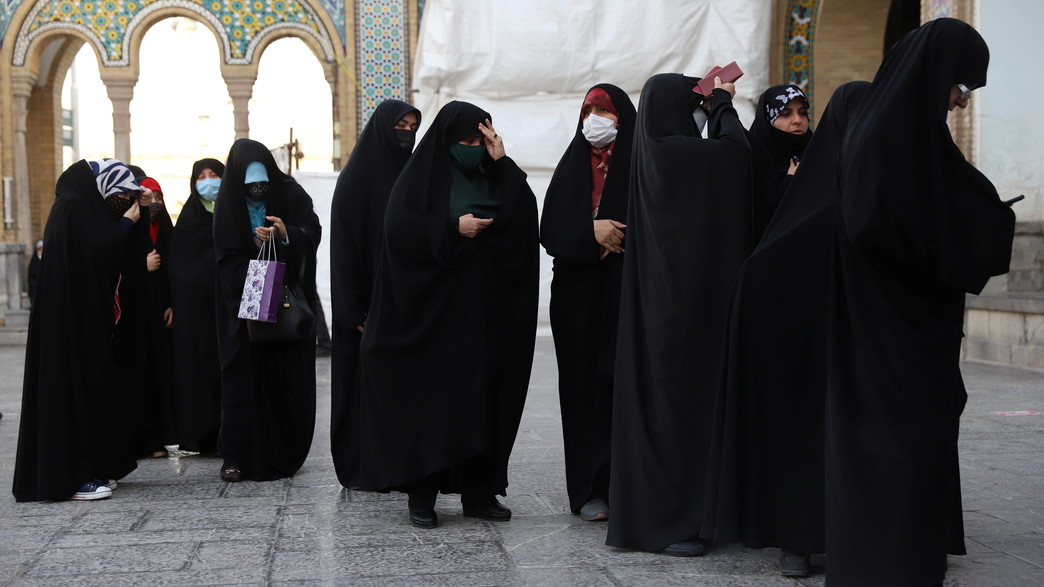 נשים ממתינות בכניסה לקלפי באירן - בעיר מאג'יד נשים ממתינות בכניסה לקלפי באירן - בעיר מאג'יד