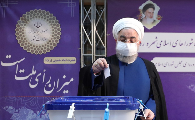 נשיא אירן חסן רוחאני מצביע בטהראן (צילום: reuters)