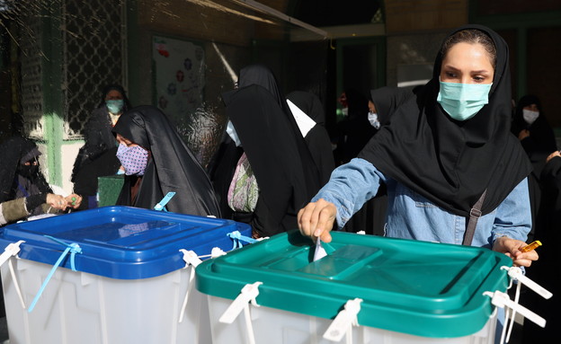 נשים מצביעות בבחירות לנשיאות באירן (צילום: reuters)