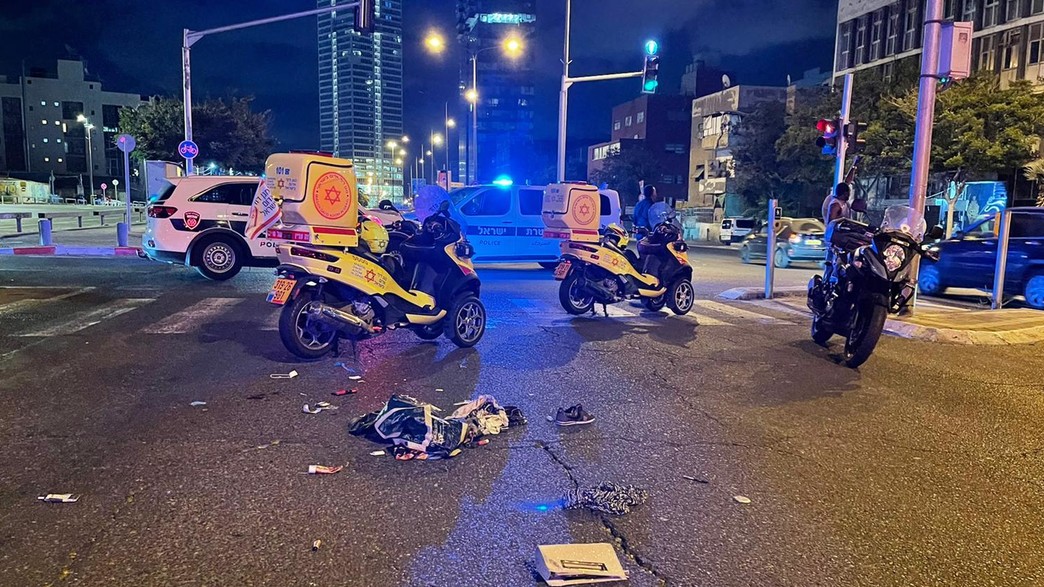 זירת התאונה שבה נהרגה אישה כבת 30 בתל אביב זירת התאונה שבה נהרגה אישה כבת 30 בתל אביב