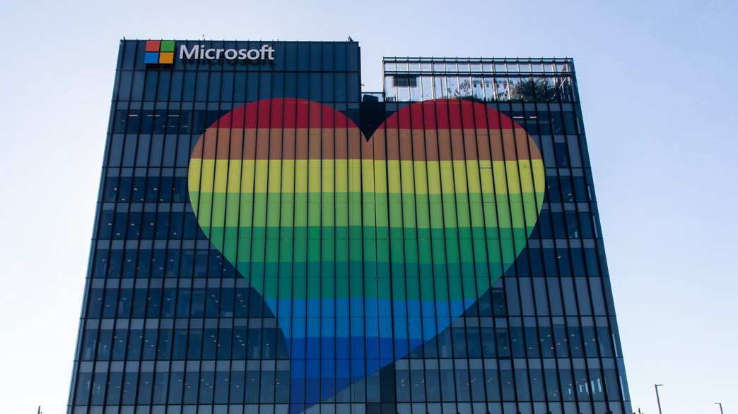 קמפוס מייקרוסופט הואר בצבעי הגאווה 