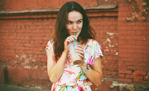 אישה שותה שייק (צילום:  Ivan Kruk, shutterstock)