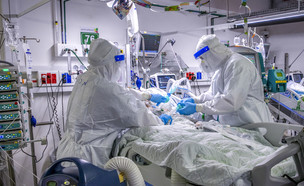 חולה קורונה מאושפז בבית החולים בילינסון (צילום: יוסי אלוני, פלאש/90 )
