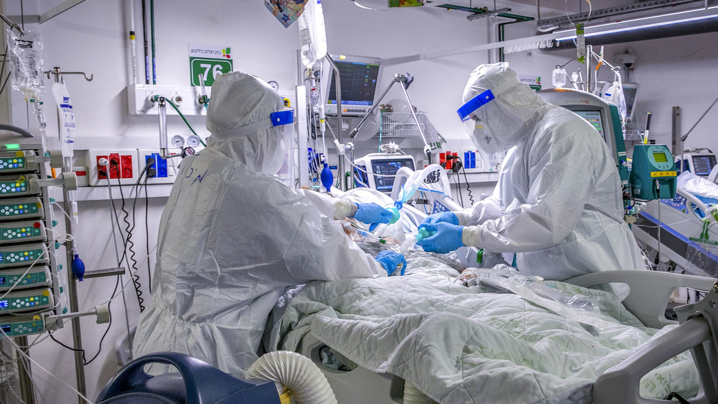 חולה קורונה מאושפז בבית החולים בילינסון (צילום: יוסי אלוני, פלאש/90 )