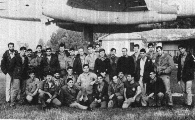 צוות הטייסים לפני התקיפה תכניות הכור (צילום: ארכיון צה"ל במשרד הביטחון)