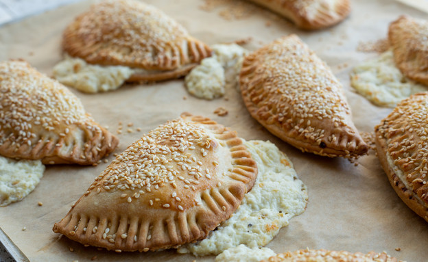 בורקיטס גדולים עם חציל וגבינות