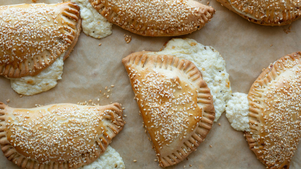 בורקיטס גדולים עם חציל וגבינות