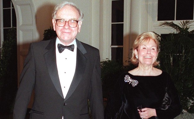 וורן באפט עם אשתו סוזן 1998 (צילום: GettyImages - CHRIS KLEPONIS-AFP)