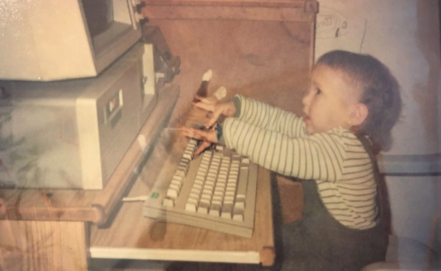 נחמי בן נתן (רייכמן) - על המחשב בגיל שנתיים (צילום: אליעזר רייכמן, באדיבות המצולמת)