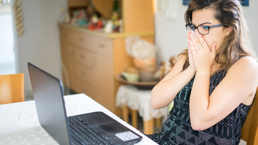 אישה מקבלת חדשות רעות