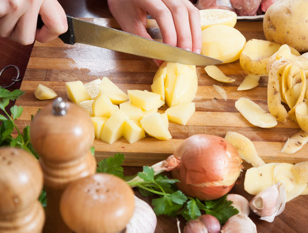 תפוח אדמה חתוך (צילום: shutterstock By Iakov Filimonov)
