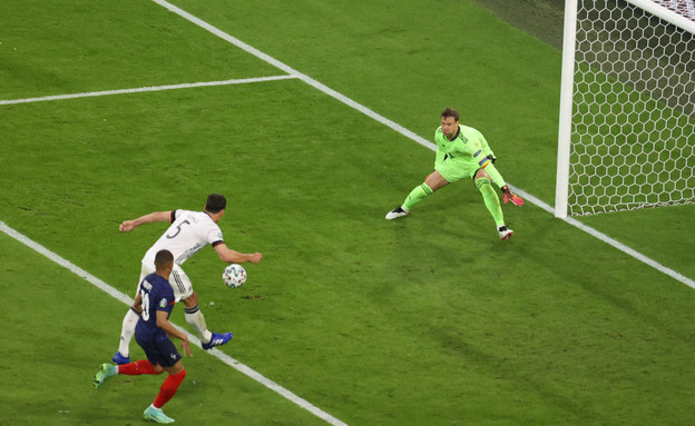 מאטס הומלס מבקיע שער עצמי (צילום: רויטרס)