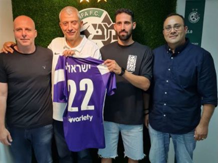 ישראלי עם סוכניו, גלעד קצב ועידן כסיף, ומנכ"ל מכבי חיפה, אסף בן דב