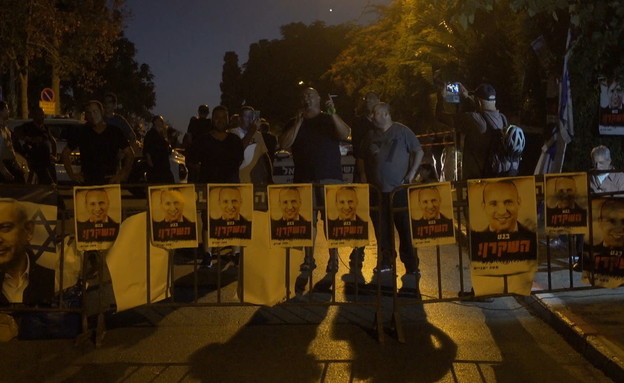 המחאה מול ביתו הפרטי של רה"מ בנט (צילום: החדשות 12, החדשות12)