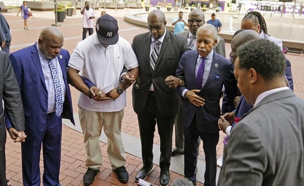משפחת פלויד מתפללת לפני גזר הדין (צילום: AP)