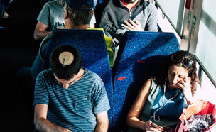 אנשים ברכבת (צילום: Jose HERNANDEZ Camera 51 / Shutterstock.com)