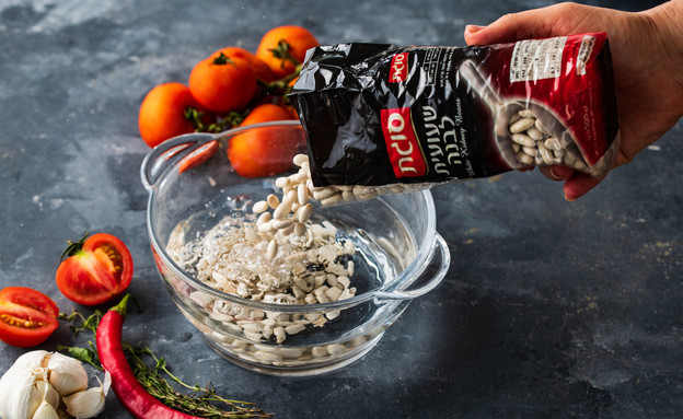 שעועית ברוטב עגבניות - מתחילים בהשריה