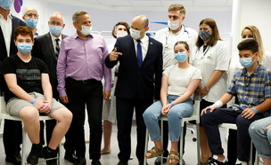 ראש הממשלה נפתלי בנט במתחם חיסונים בחולון (צילום: רויטרס)