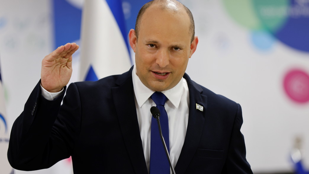 ראש הממשלה נפתלי בנט במתחם חיסונים בחולון