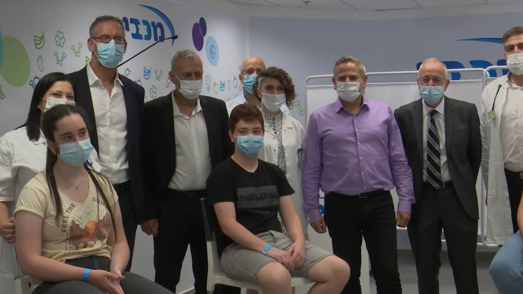 שר הבריאות ניצן הורוביץ במתחם חיסונים בחולון