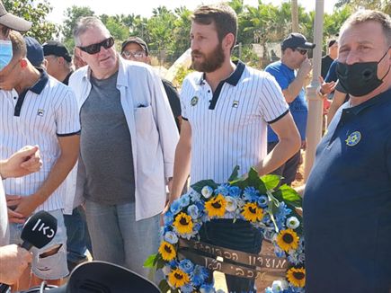 ייני עם הזר. מכבי ת"א נפרדת