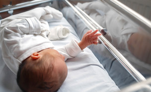 תינוק בבית חולים (צילום: shutterstock)