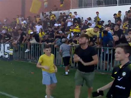 אוהדי נתניה פרצו לכר הדשא