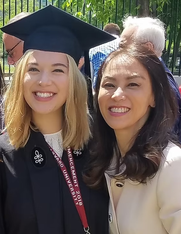 איימי צ'ואה עם בתה לולו ביום האחרון לתואר (צילום: אלבום משפחתי)