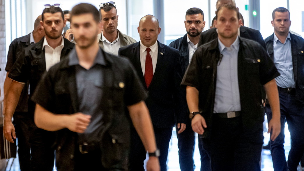 נפתלי בנט עם אנשי אבטחה בכנסת