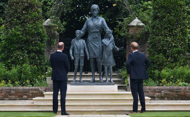 וויליאם והארי הנסיכים הבריטים בטקס לזכרה של אימם  (צילום: reuters)