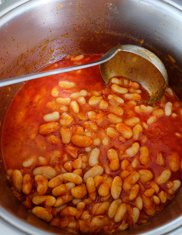 שעועית מתבשלת ברוטב עגבניות