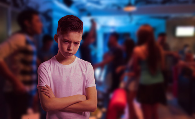 ילד עצוב במסיבה (צילום: סאלי פאראג, shutterstock)
