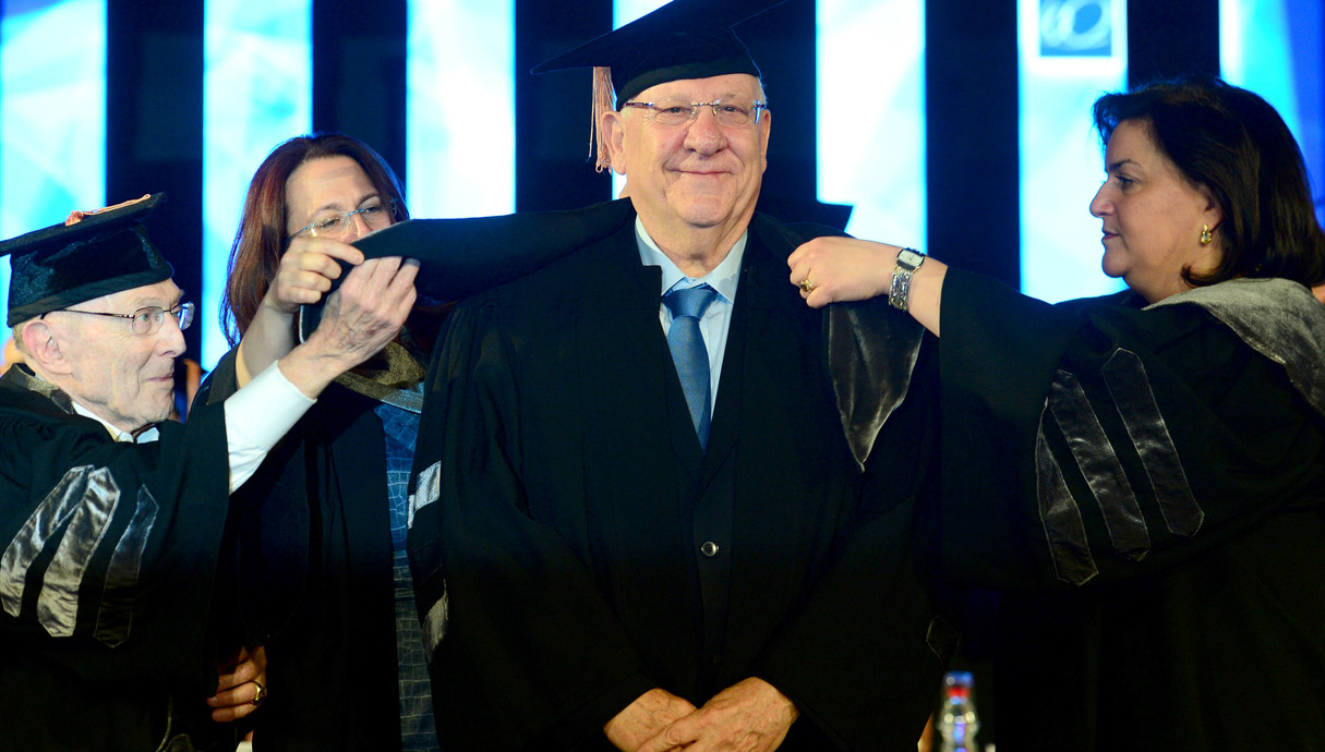 ב-18 במאי 2015 העניקה אוניברסיטת בר-אילן לנשיא ריבלין תואר דוקטור 