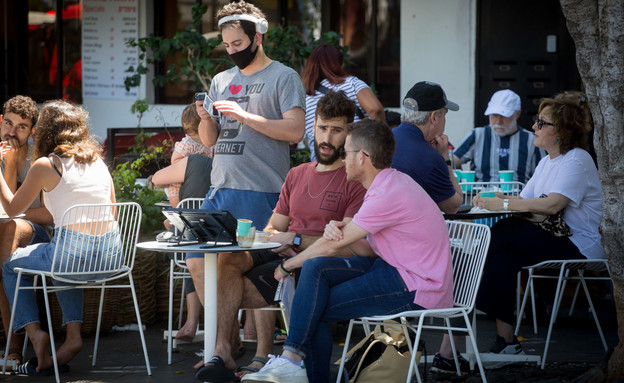 אנשים מבלים מרחובות תל אביב (צילום: מרים אלסטר, פלאש/90 )