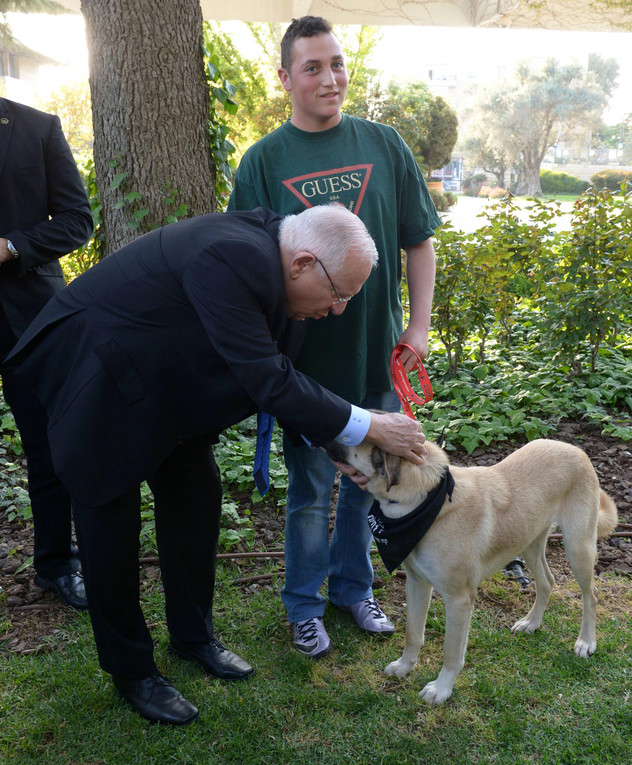 ב-2016 ערך לראשונה יום אימוץ כלבים בבית הנשיא, בשיתוף עם עמותות תנ