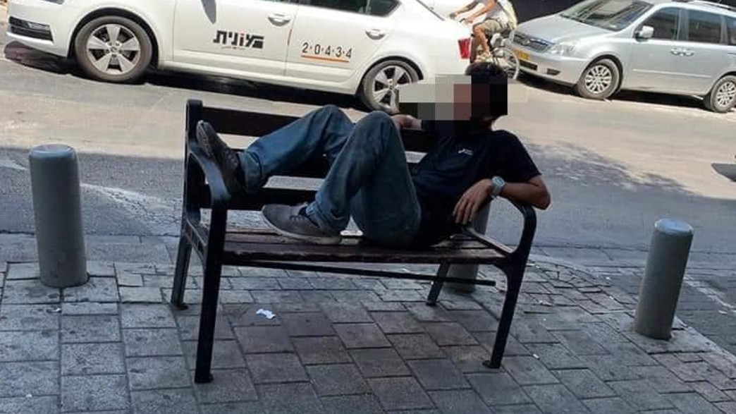 גבר התערטל מול נשים גבר התערטל מול נשים