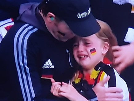 הסיפור המדהים על הילדה שצולמה בוכה בהפסד של גרמניה ביורו 