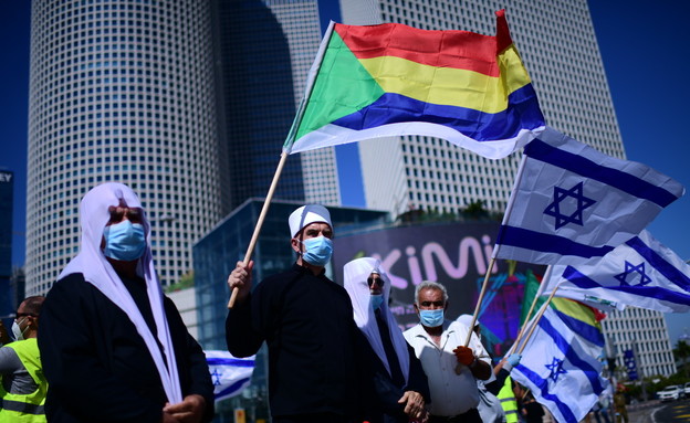 דרוזים מניפים את דגל ישראל (צילום: תומר נויברג / פלאש 90, פלאש/90 )