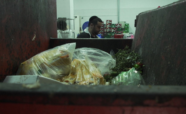 כמויות המזון פג התוקף שנזרק לפח  (צילום: חדשות 12)