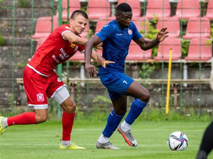 אלטון אקולטסה. עלה ב-11 של רוני לוי (צילום: הפועל באר שבע)