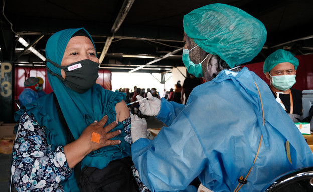 מבצע חיסונים באינדונזיה (צילום: Bimo Pradityo / Shutterstock.com)