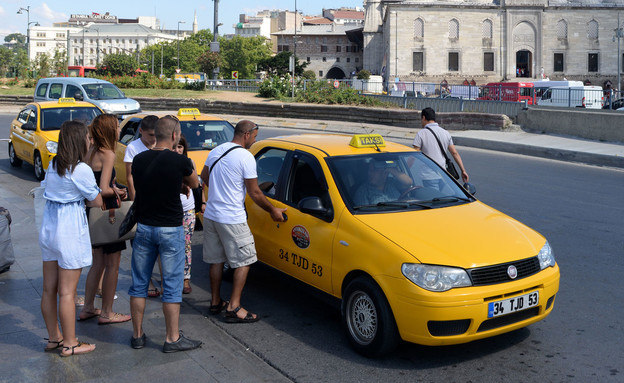 מונית באיסטנבול (צילום:  Bumble Dee, shutterstock)