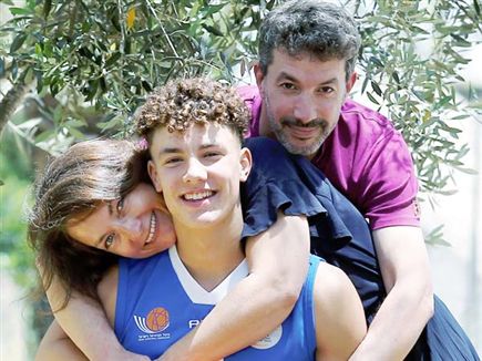עם האמא ססיל והאבא יונתן. משפחה עוטפת (אלן שיבר) (צילום: ספורט 5)