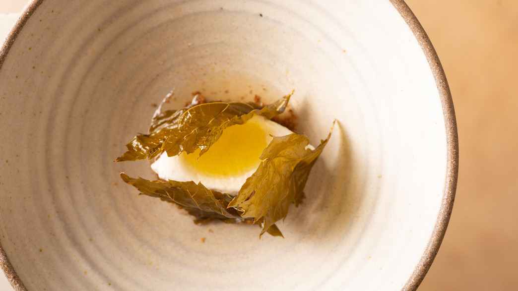 טרום קינוח - גלידת חלב שקדים וצ׳יפס עלי גפן טרום קינוח - גלידת חלב שקדים וצ׳יפס עלי גפן