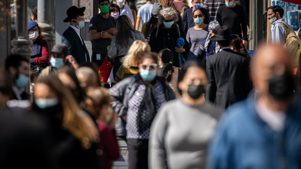 רחוב מלא באנשים עם מסכות