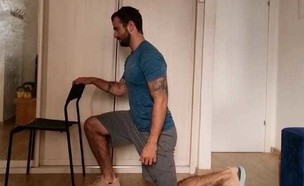 אימון רגליים עם כיסא (צילום: אליאב בר לב)
