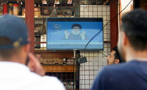 תושבי לבנון צופים בטלוויזיה בחסן נסראללה (צילום: רויטרס)
