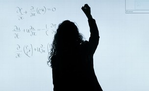 אישה פותרת משוואה במתמטיקה (צילום: ThisisEngineering RAEng | @thisisengineering, unsplash)