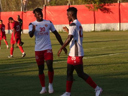 משמאל: שחקן מסיירה לאון בשם אלפא קונטה שנבחן בקבוצה (צילום: באדיבות הפועל ת"א)