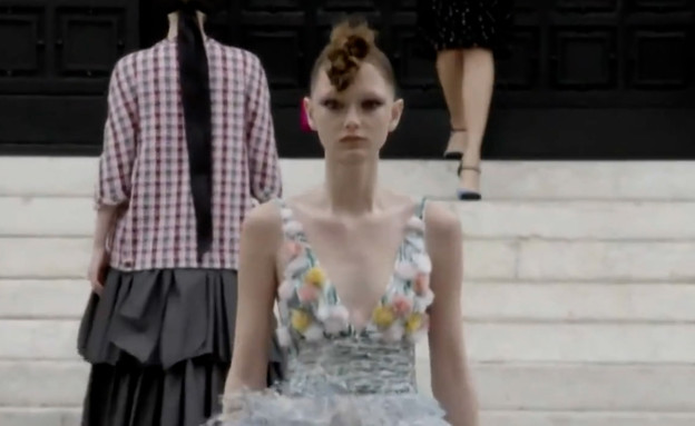 שבוע האופנה של פריז: "שאנל" בתצוגה מפתיעה
